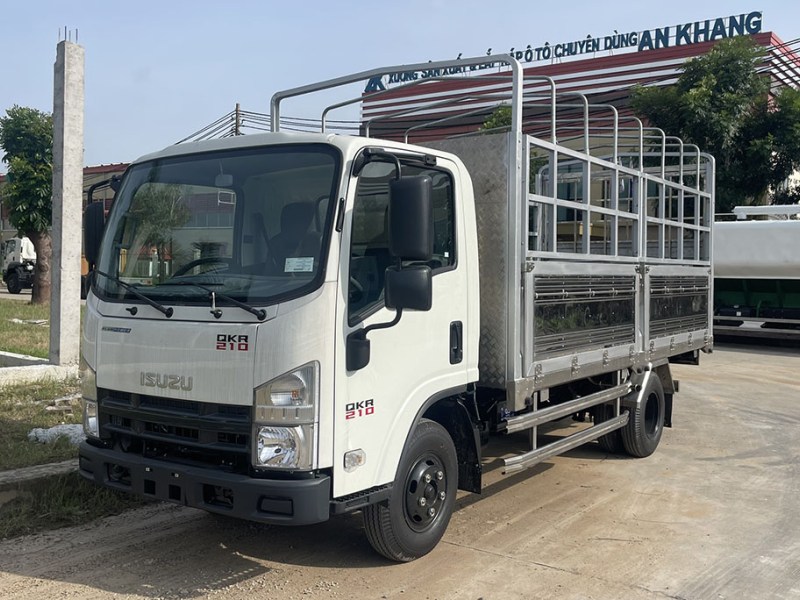 Isuzu QKR 210 thùng mui bạt đầu vuông mới