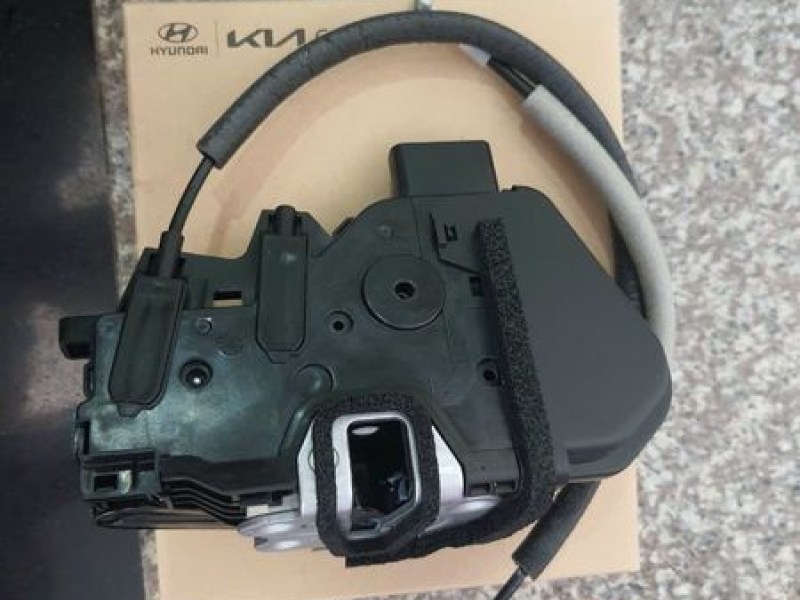 Ổ ngậm cửa Hyundai Solati 16 chỗ chính hãng