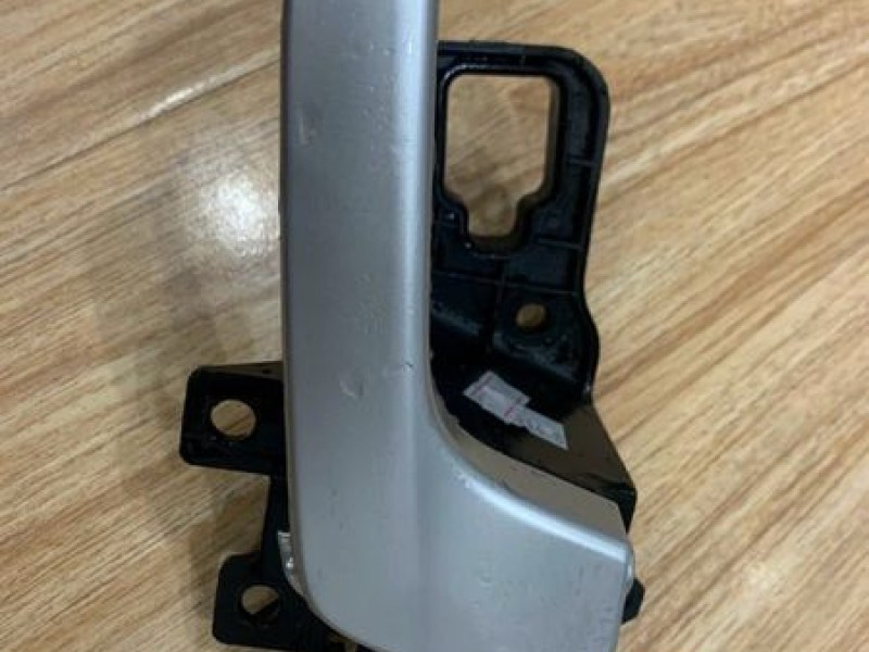 Tay mở trong Hyundai Solati 16 chỗ